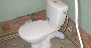 Установка приставного унитаза в Кирове - монтаж и подключение, СантехДомКро от 5170 рублей