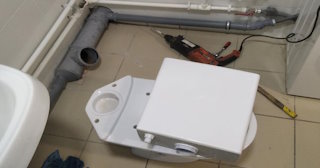 Установка напольного унитаза в Кирове: монтаж под ключ от СантехДомКро от 5170 рублей.